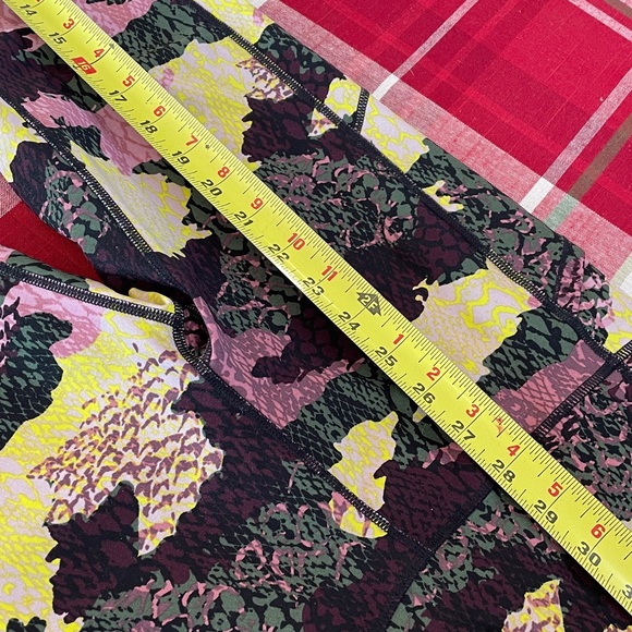 Calvin Klein Size Medium Camouflage Patterned Leggings - Picture 9 of 9